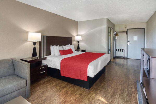 Standaard kamer, 1 kingsize bed, niet-roken, koelkast en magnetron | Een bureau, een laptopwerkplek, verduisterende gordijnen