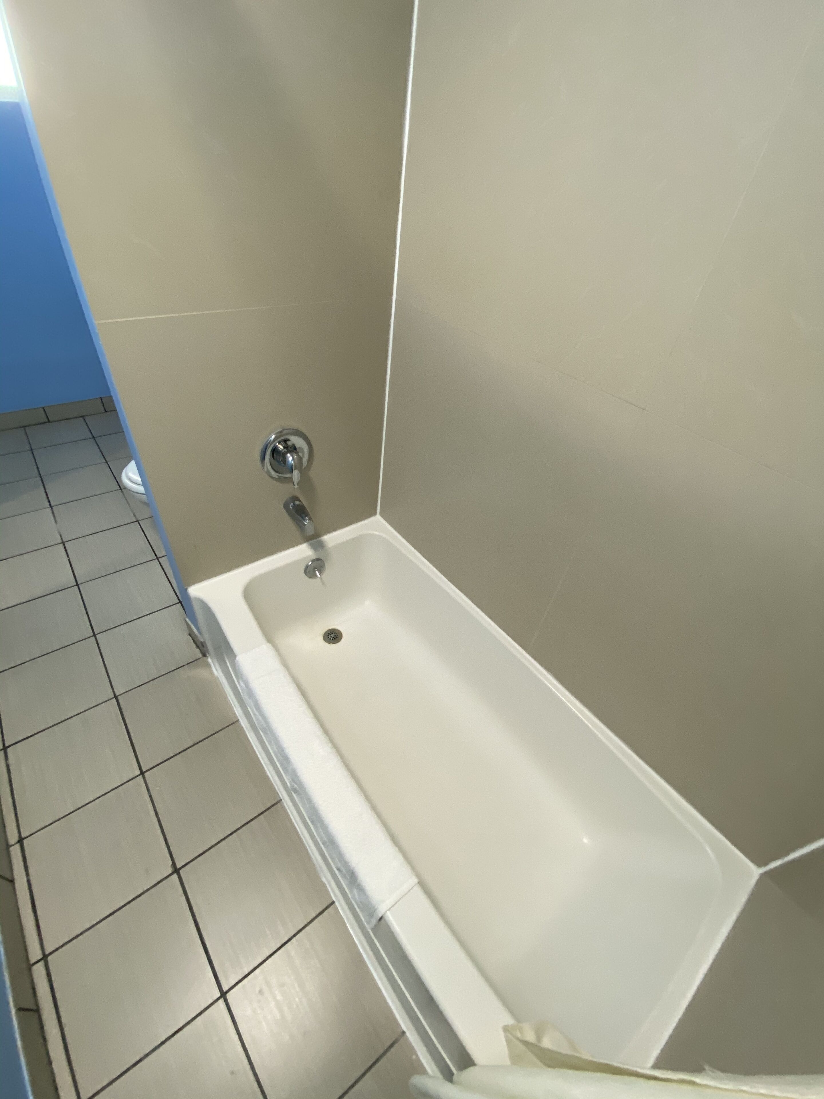 Room, 1 Queen Bed, Smoking | Bathroom | Free toiletries, towels