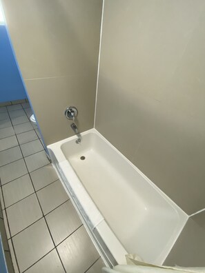 Room, 1 Queen Bed, Smoking | Bathroom - Red Carpet Inn and Suites (Wrightstown)