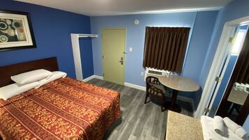 Room, 1 Queen Bed, Non Smoking | In-room safe, free WiFi, bed sheets