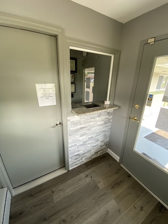 Fachada del alojamiento. Red Carpet Inn and Suites