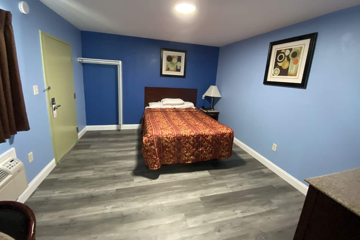 Room, 1 Queen Bed, Smoking | In-room safe, free WiFi, bed sheets