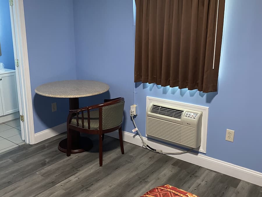 Caja de seguridad en la habitación, wifi gratis y ropa de cama