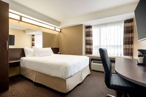 Desk, laptop workspace, blackout drapes, soundproofing - Microtel Inn & Suites by Wyndham Estevan (Estevan)