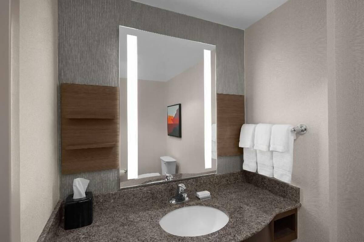 Combined shower/tub, hydromassage showerhead, designer toiletries