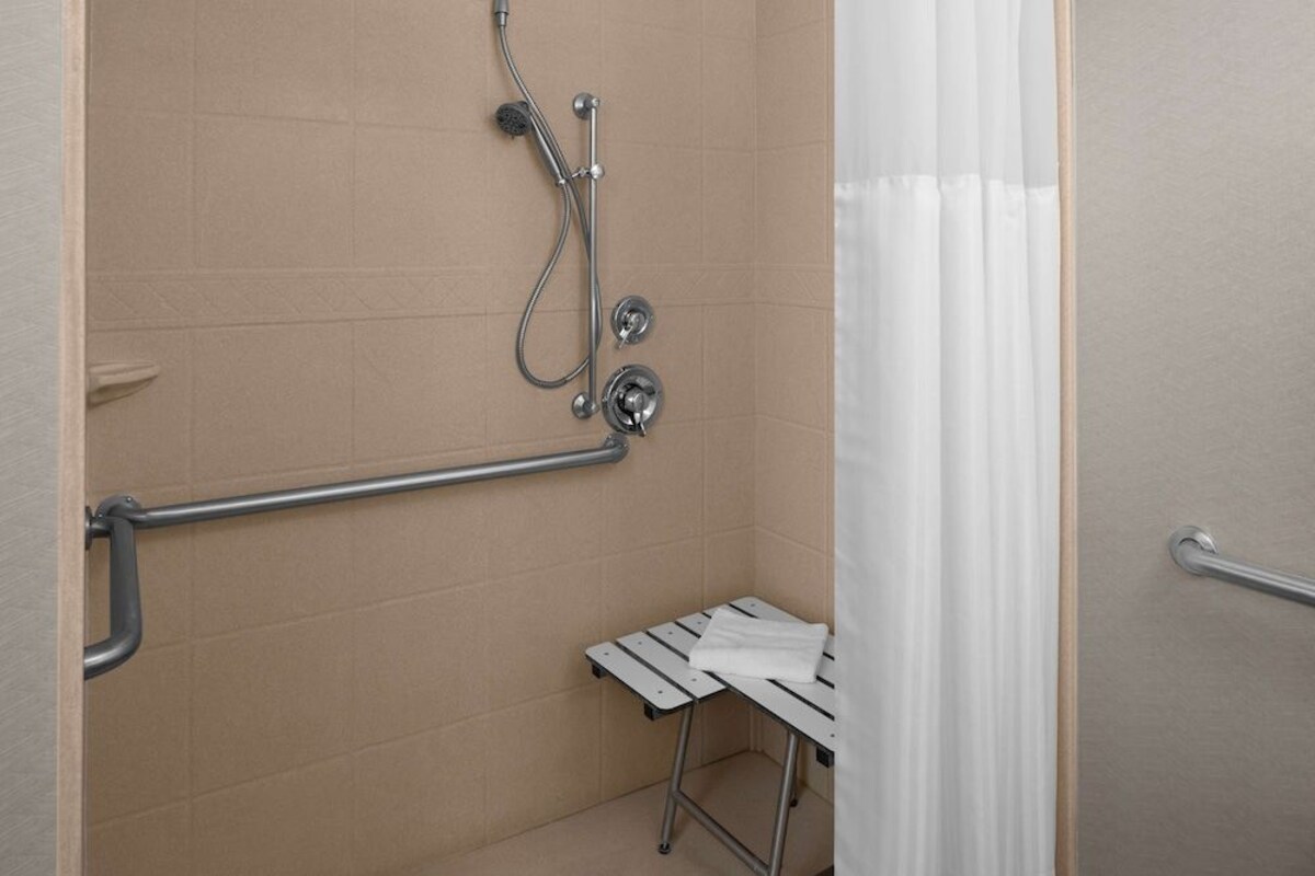 Bathroom | Combined shower/bathtub, hydromassage showerhead, designer toiletries