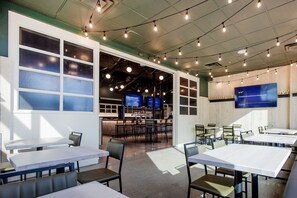 Breakfast, lunch and dinner served - Four Points By Sheraton Edmonton Gateway (Edmonton)