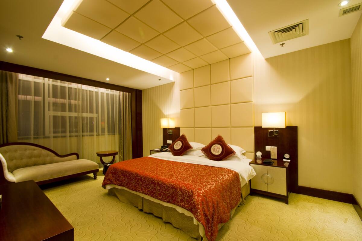 Executive Suite | Minibar, desk, blackout drapes, WiFi (free)