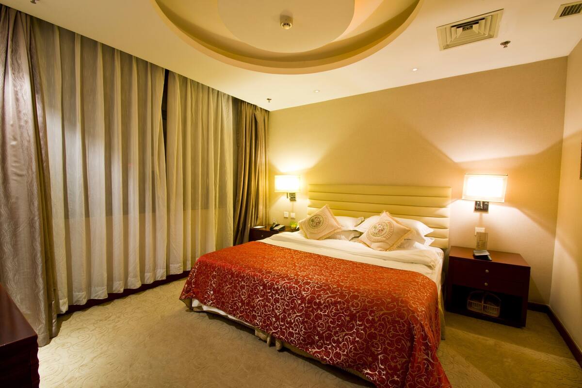 Classic Suite | Minibar, desk, blackout drapes, WiFi (free)