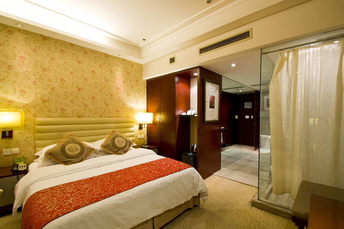Deluxe Double Room | Minibar, desk, blackout drapes, WiFi (free)