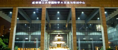 住宿正面 - 傍晚/夜晚