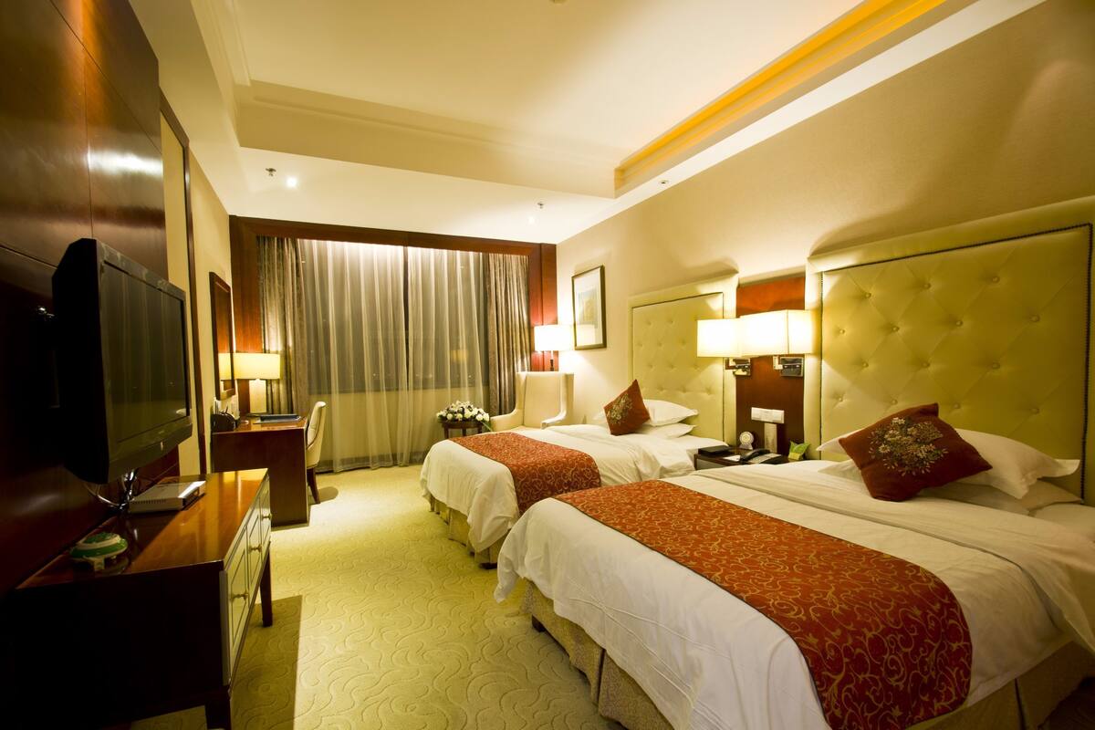 Executive Twin Room | Minibar, desk, blackout drapes, WiFi (free)