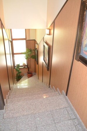 المنشأة من الداخل