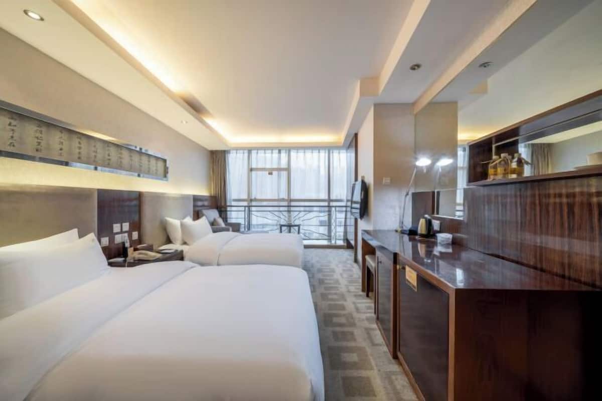 Minibar, in-room safe, alarm clocks