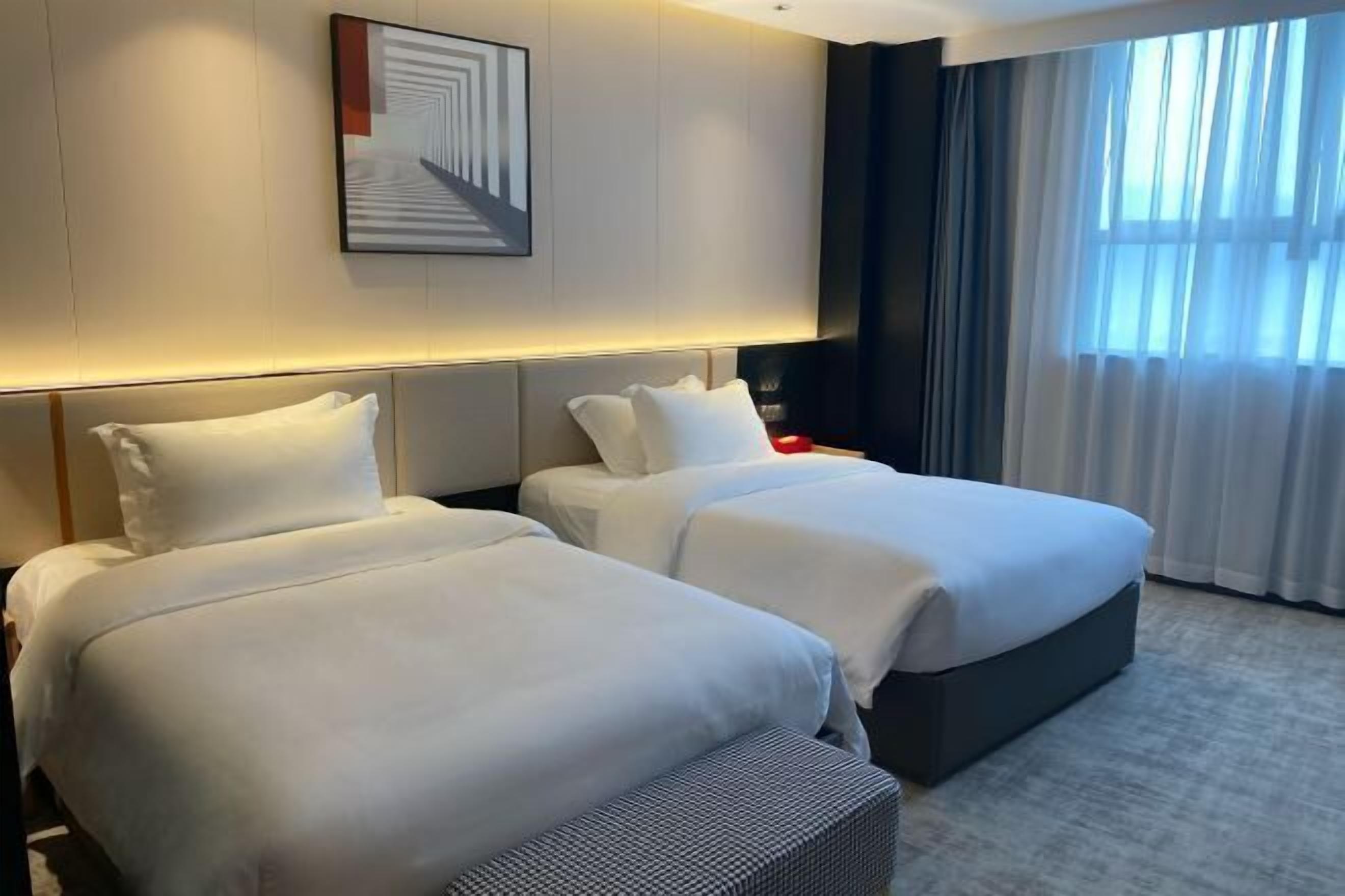 Minibar, in-room safe, alarm clocks