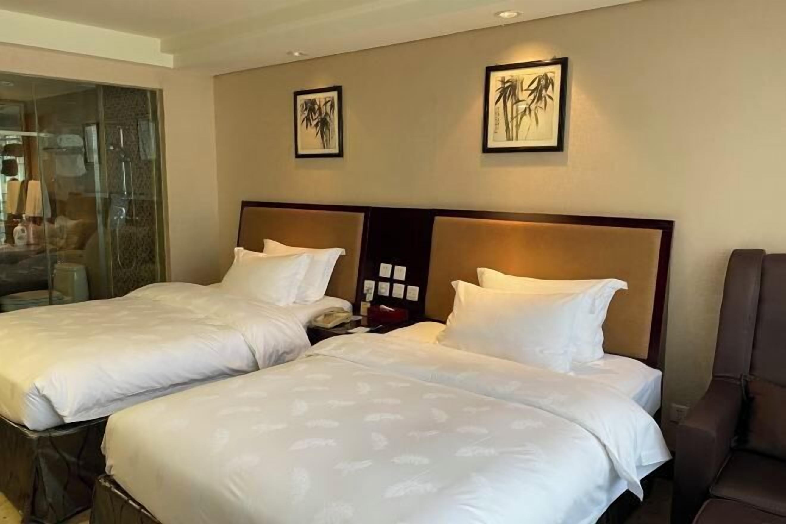 ميني بار وخزنة داخل الغرفة ومُنبهات