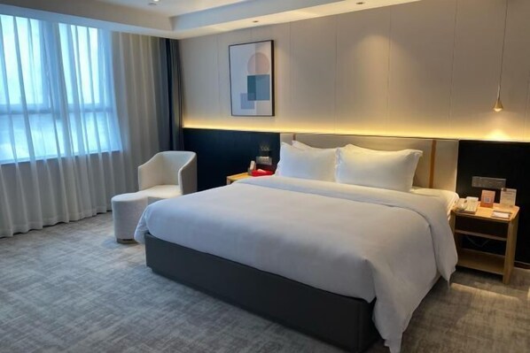 ميني بار وخزنة داخل الغرفة ومُنبهات