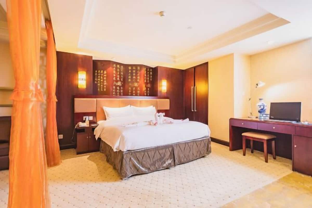 Minibar, in-room safe, alarm clocks