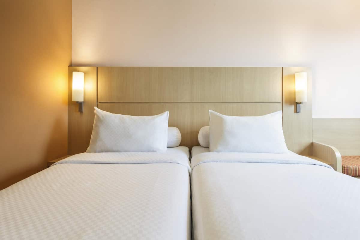 スタンダード ルーム シングルベッド 2 台 | セーフティボックス (室内)、デスク、WiFi (無料)、ベッドシーツ