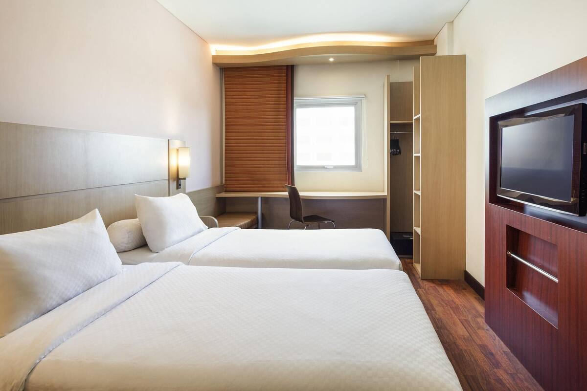 スタンダード ルーム ダブルベッド 1 台 | セーフティボックス (室内)、デスク、WiFi (無料)、ベッドシーツ