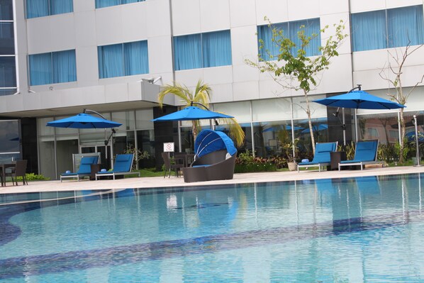 Piscina externa, espreguiçadeiras