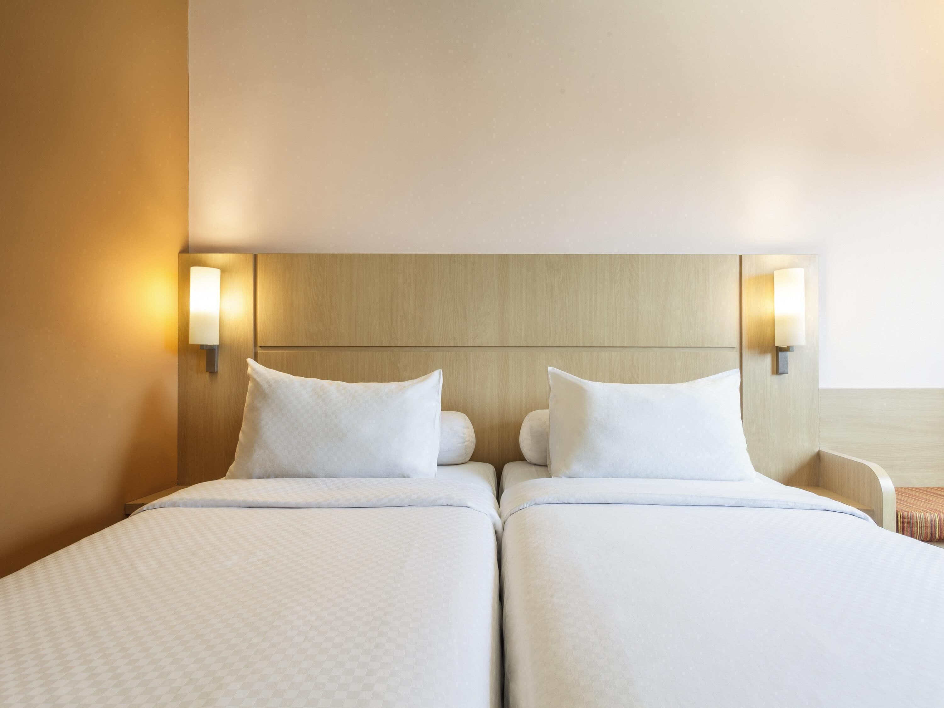 Habitación estándar, 2 camas individuales | Caja fuerte, escritorio, wifi gratis y ropa de cama