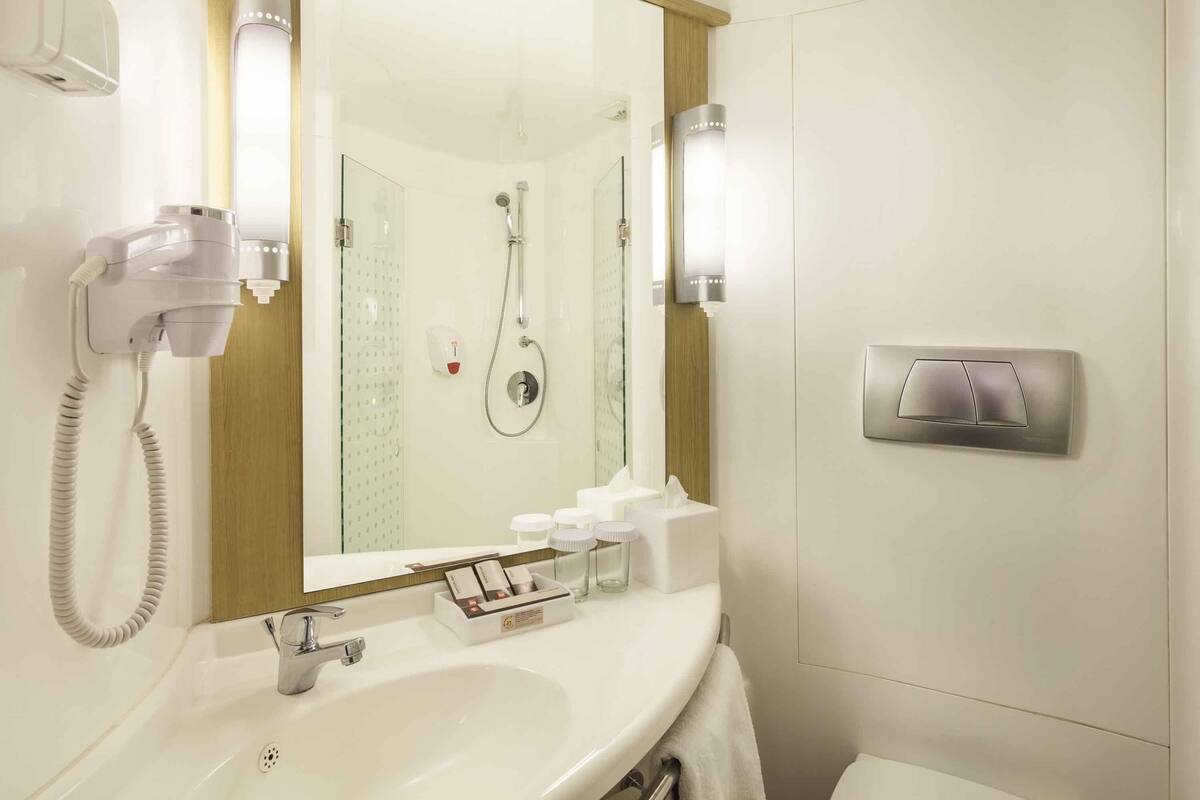 Coffre-fort, bureau, accĂšs au Wi-Fi (inclus), literie fournie