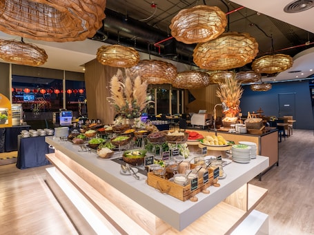 Desayuno buffet diario (THB 350 por persona)