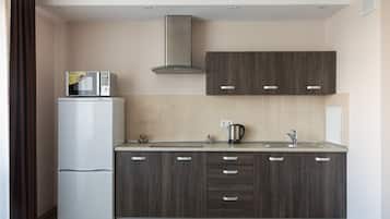 Apartamento superior, 1 quarto | Cozinha privada | Micro-ondas, cooktop, cafeteira/chaleira, chaleira elétrica