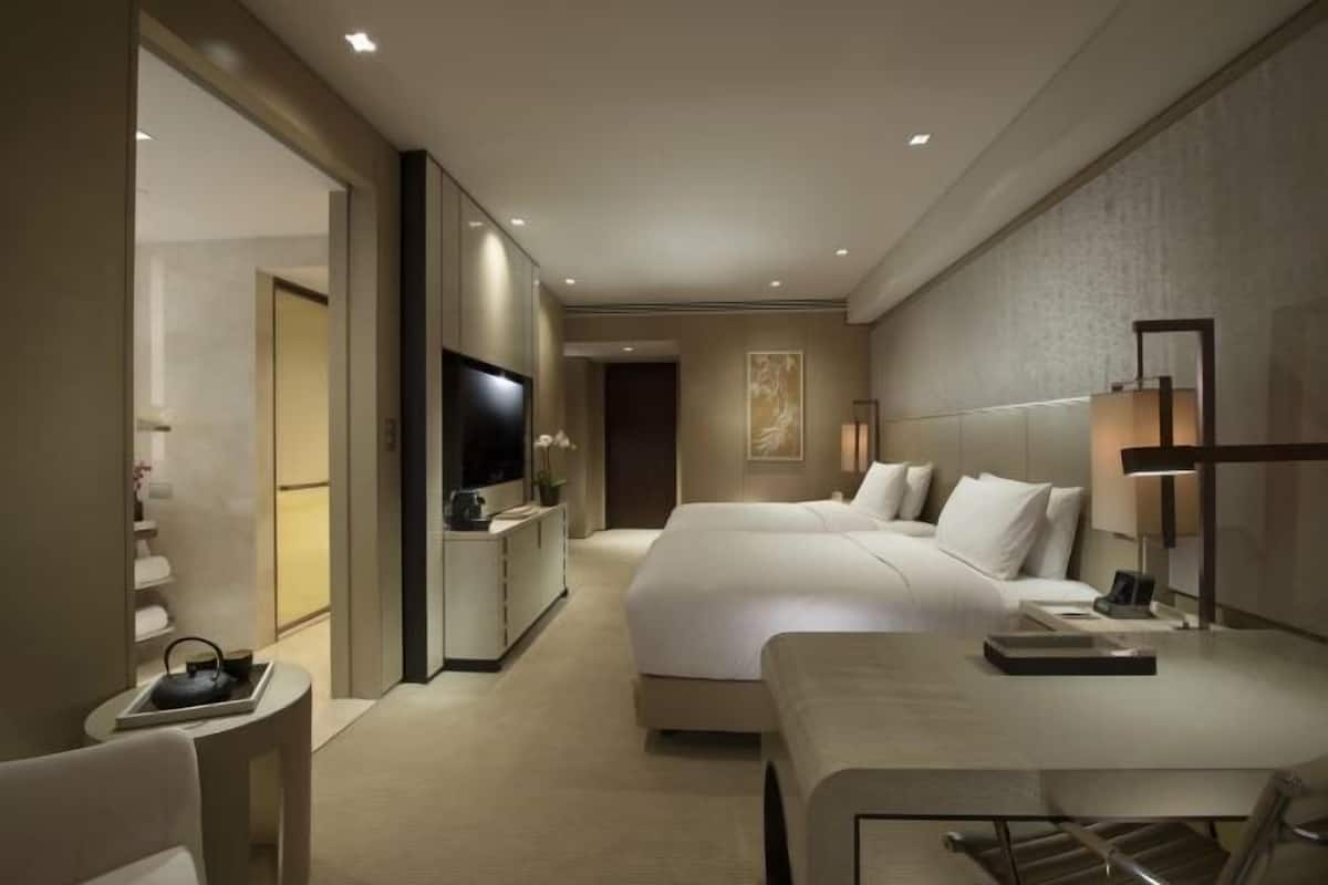 1 bedroom, down comforters, minibar, in-room safe