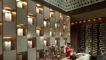 4 restaurants; breakfast, lunch and dinner served