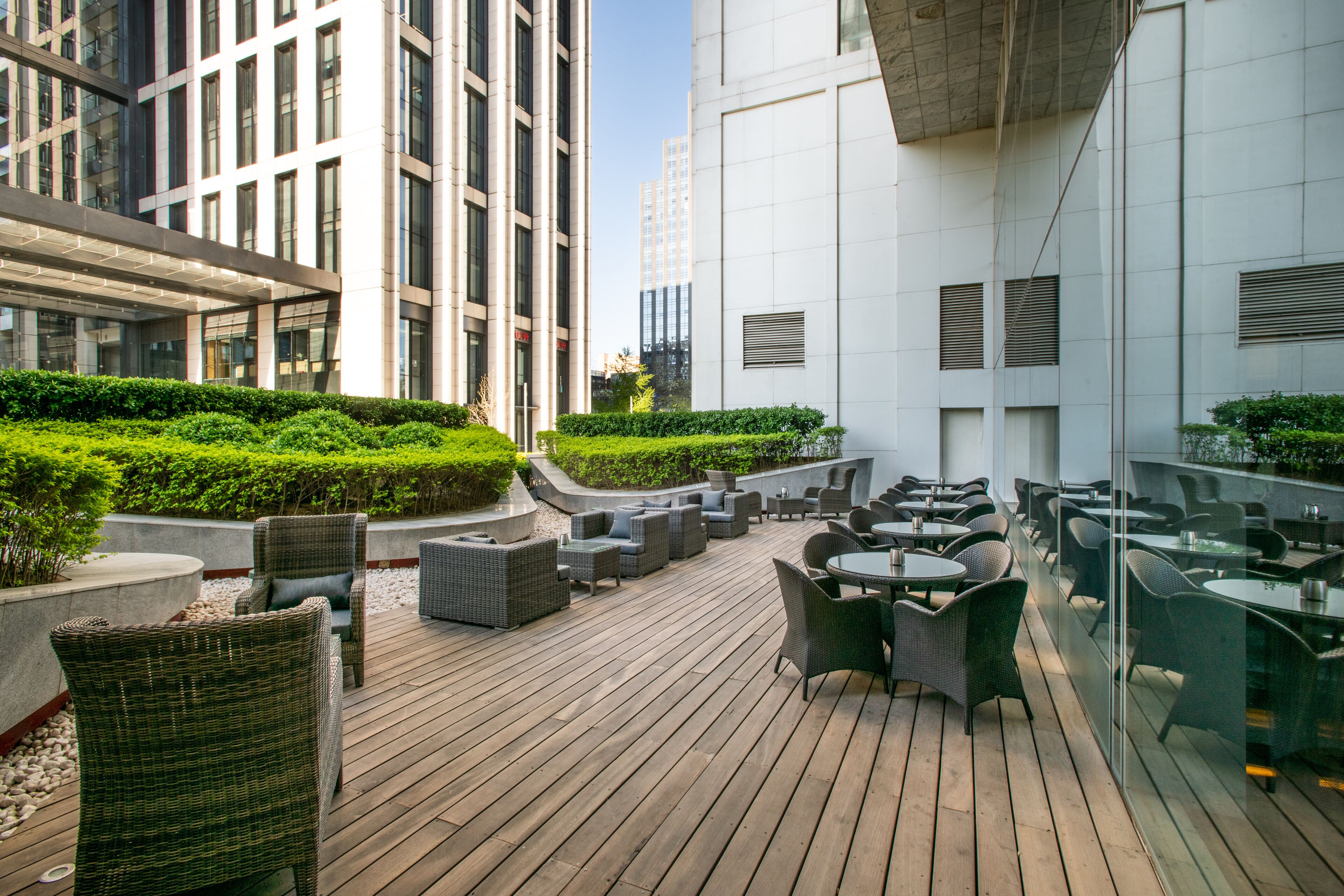 4 restaurants, breakfast served