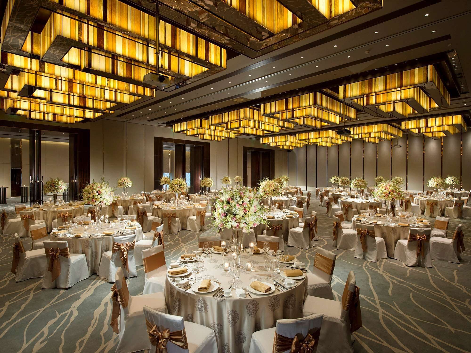 4 restaurants; breakfast, lunch, and dinner served