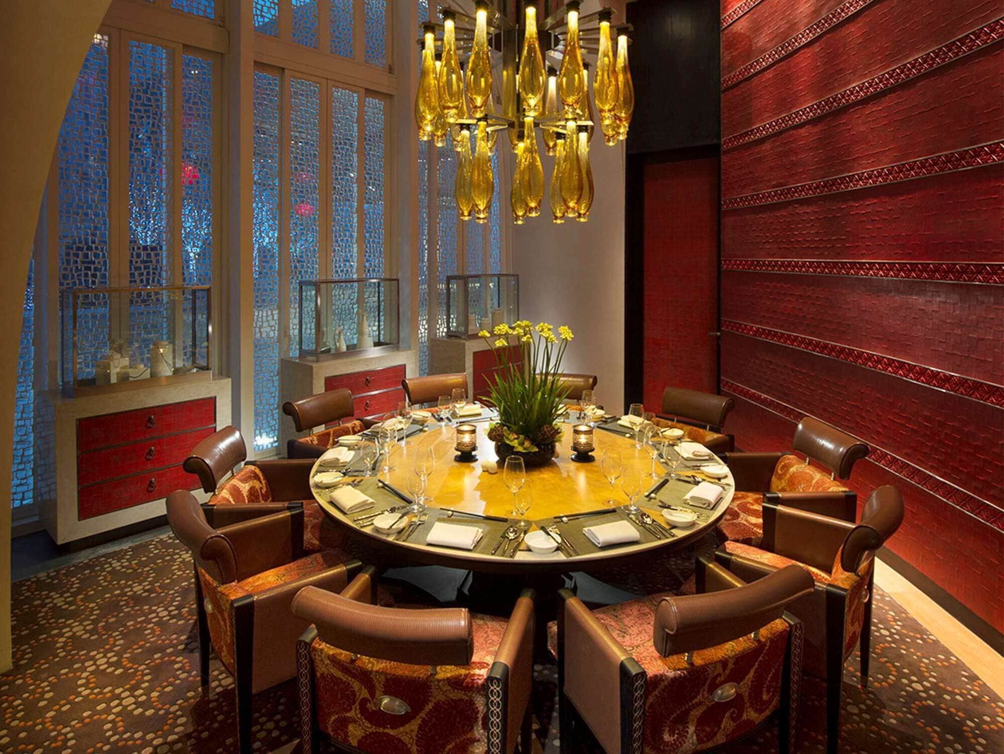 4 restaurants; breakfast, lunch and dinner served 