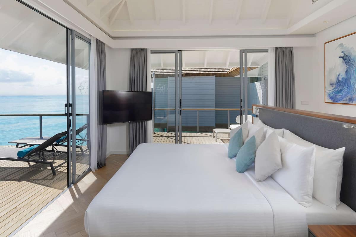 Villa, 1 Bedroom (Over Water) | Gebar bulu kapas, tilam berlapik, bar mini, peti besi dalam bilik 