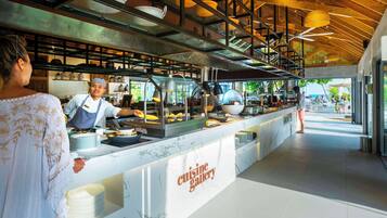 4 restaurants servant le petit déjeuner, spécialités Cuisine japonaise