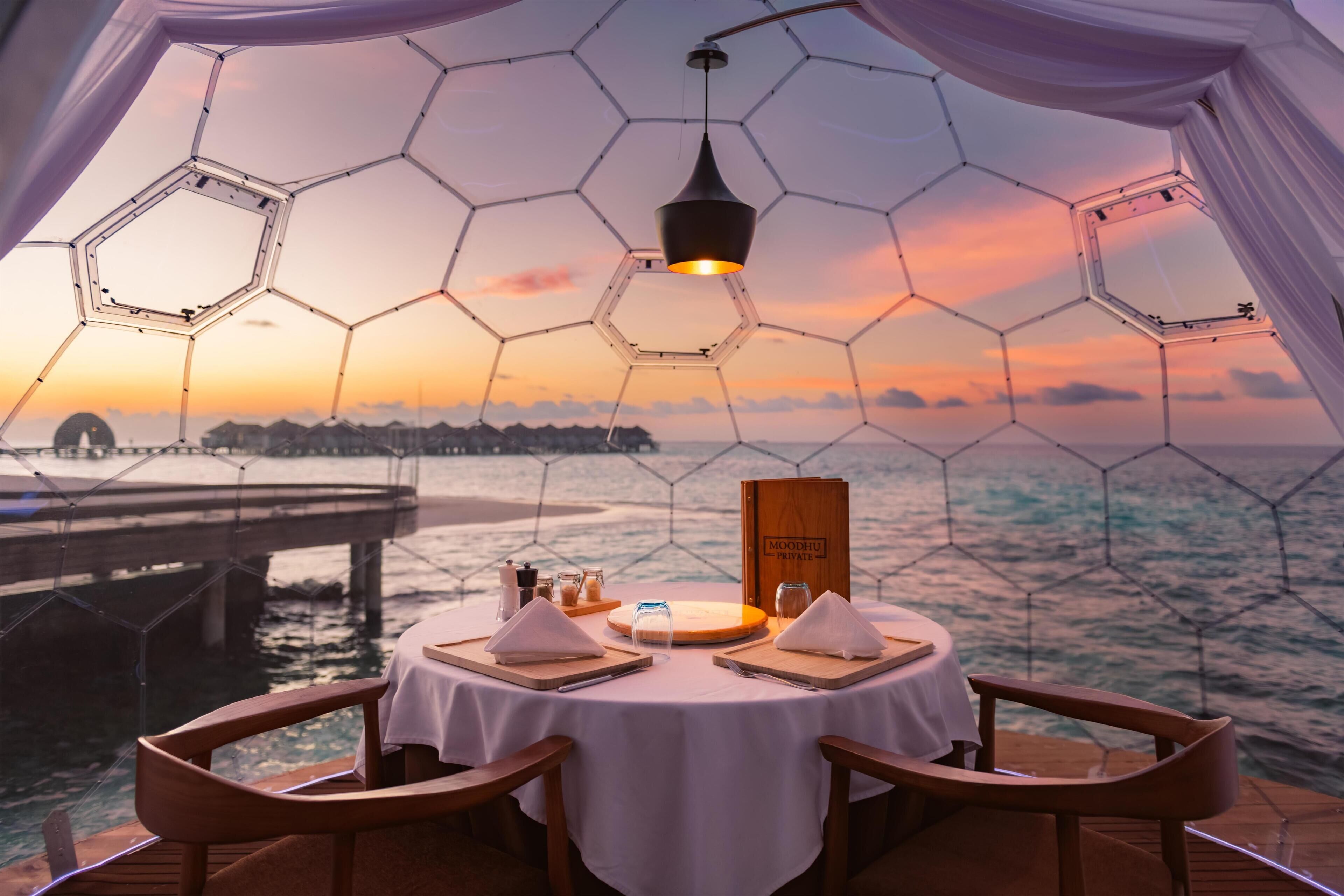 4 restaurantes; se sirve desayuno, almuerzo y cena; cocina japonesa