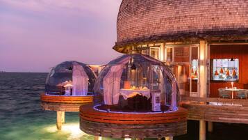 4 restaurants, breakfast, lunch, dinner served; Japanese cuisine