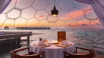 4 restaurants; breakfast, lunch, and dinner served