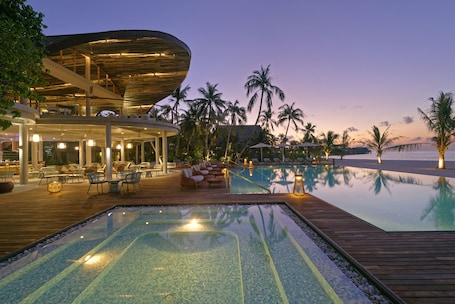 4 restaurants, breakfast, lunch, dinner served; Japanese cuisine