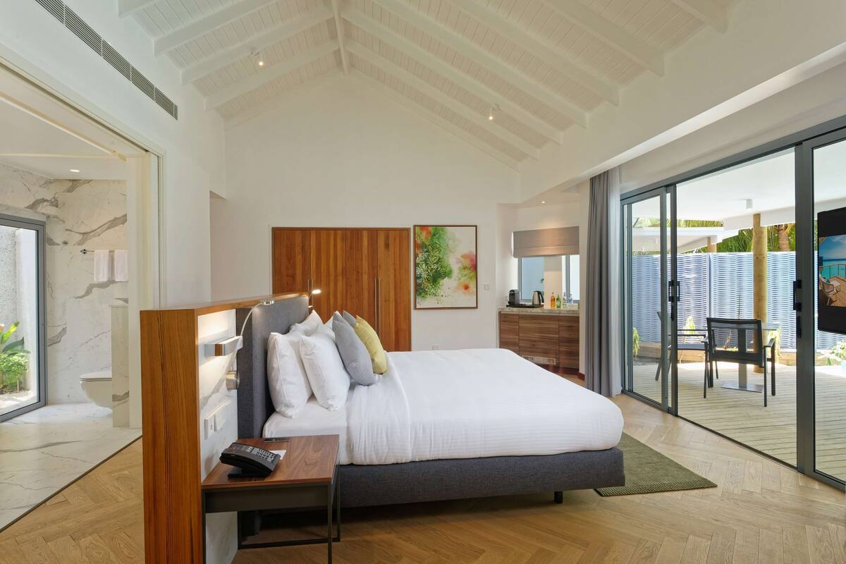 Villa, 1 Bedroom, Private Pool (Beach) | Gebar bulu kapas, tilam berlapik, bar mini, peti besi dalam bilik 