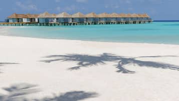 Plage privée, sable blanc, cabines gratuites, chaises longues