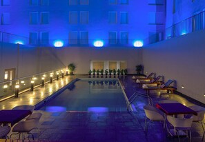 Outdoor pool - Hotel 6 Chandigarh, Zirakpur (Zirakpur)