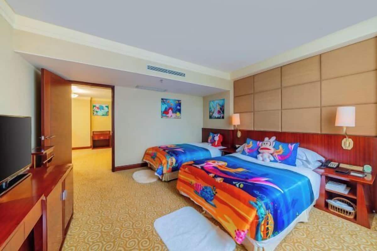 Minibar, in-room safe, alarm clocks