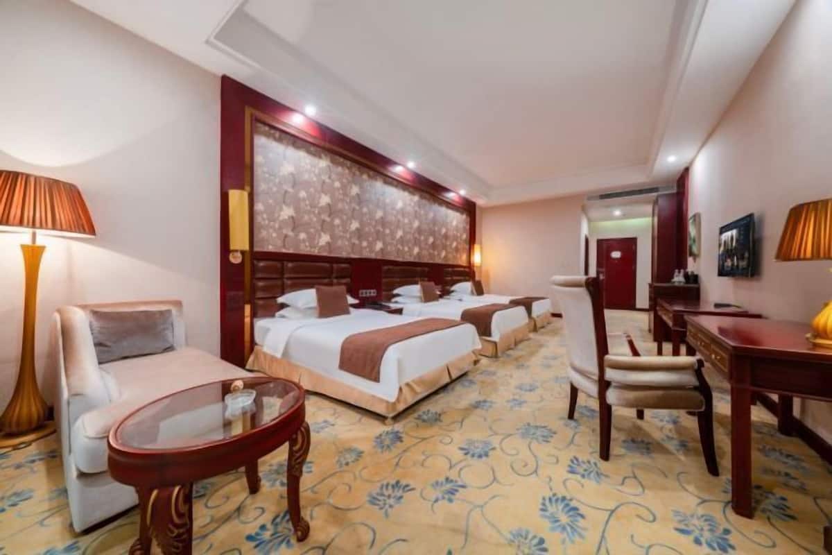 Minibar, in-room safe, alarm clocks