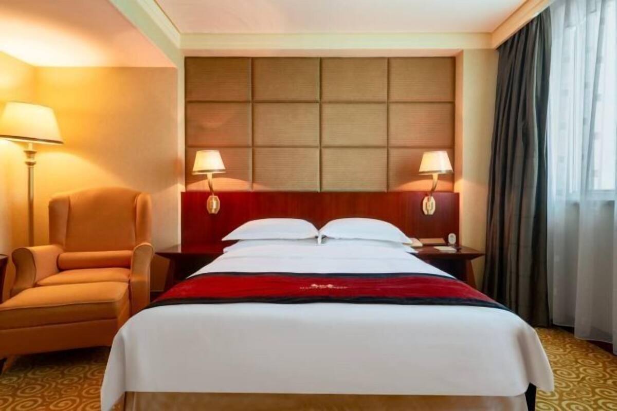 Minibar, in-room safe, alarm clocks