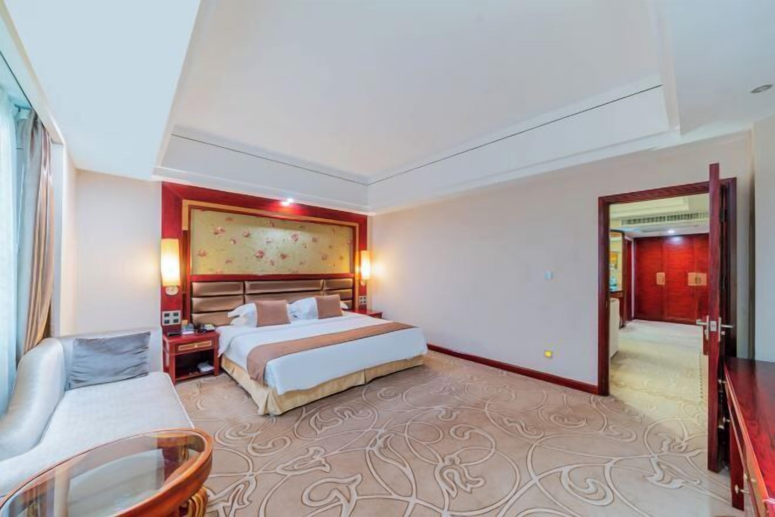 Minibar, in-room safe, alarm clocks