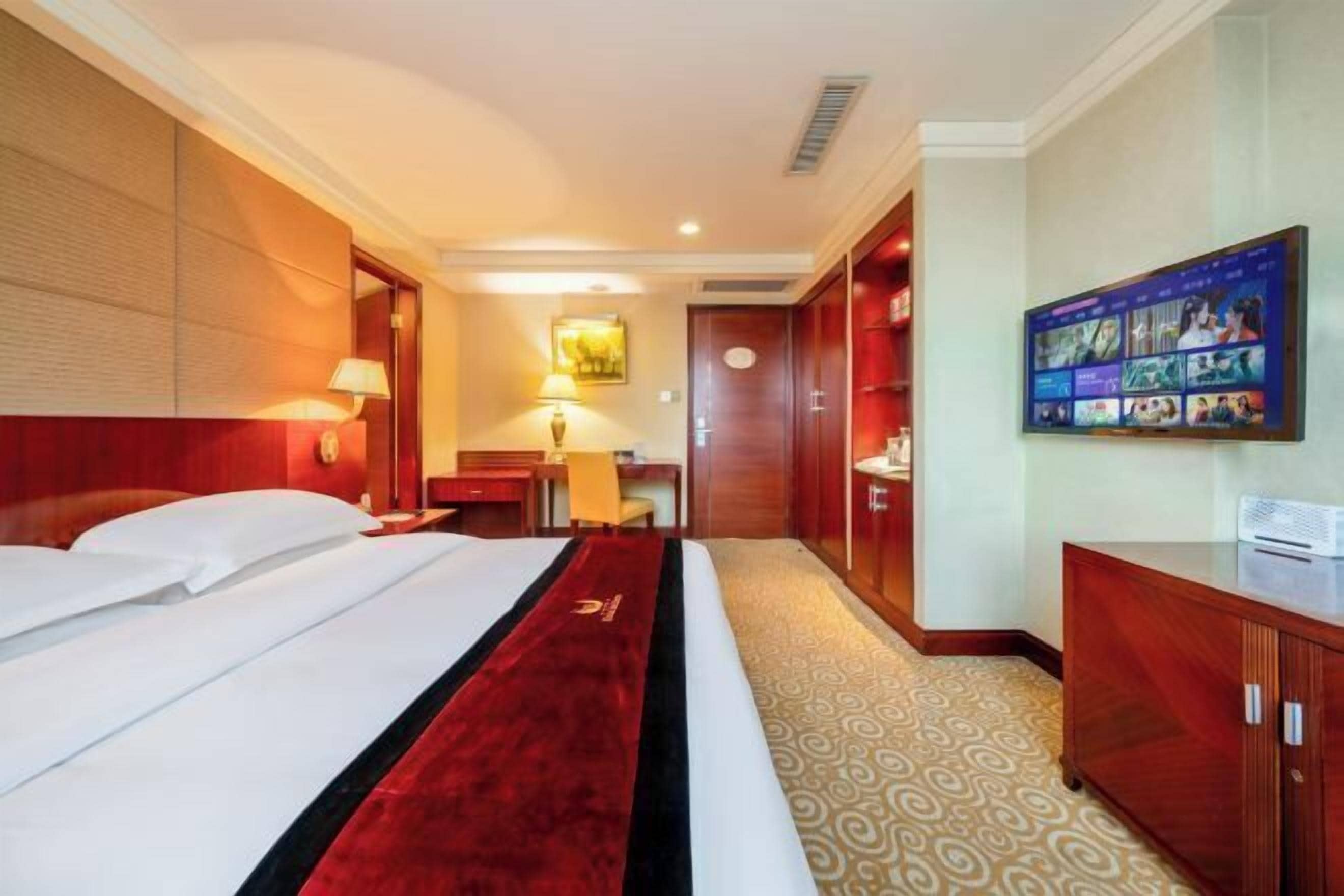 มินิบาร์, ตู้นิรภัยในห้องพัก, นาฬิกาปลุก