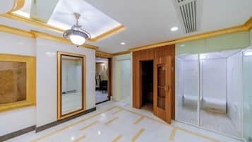 Minibar, caja de seguridad en la habitación y despertador