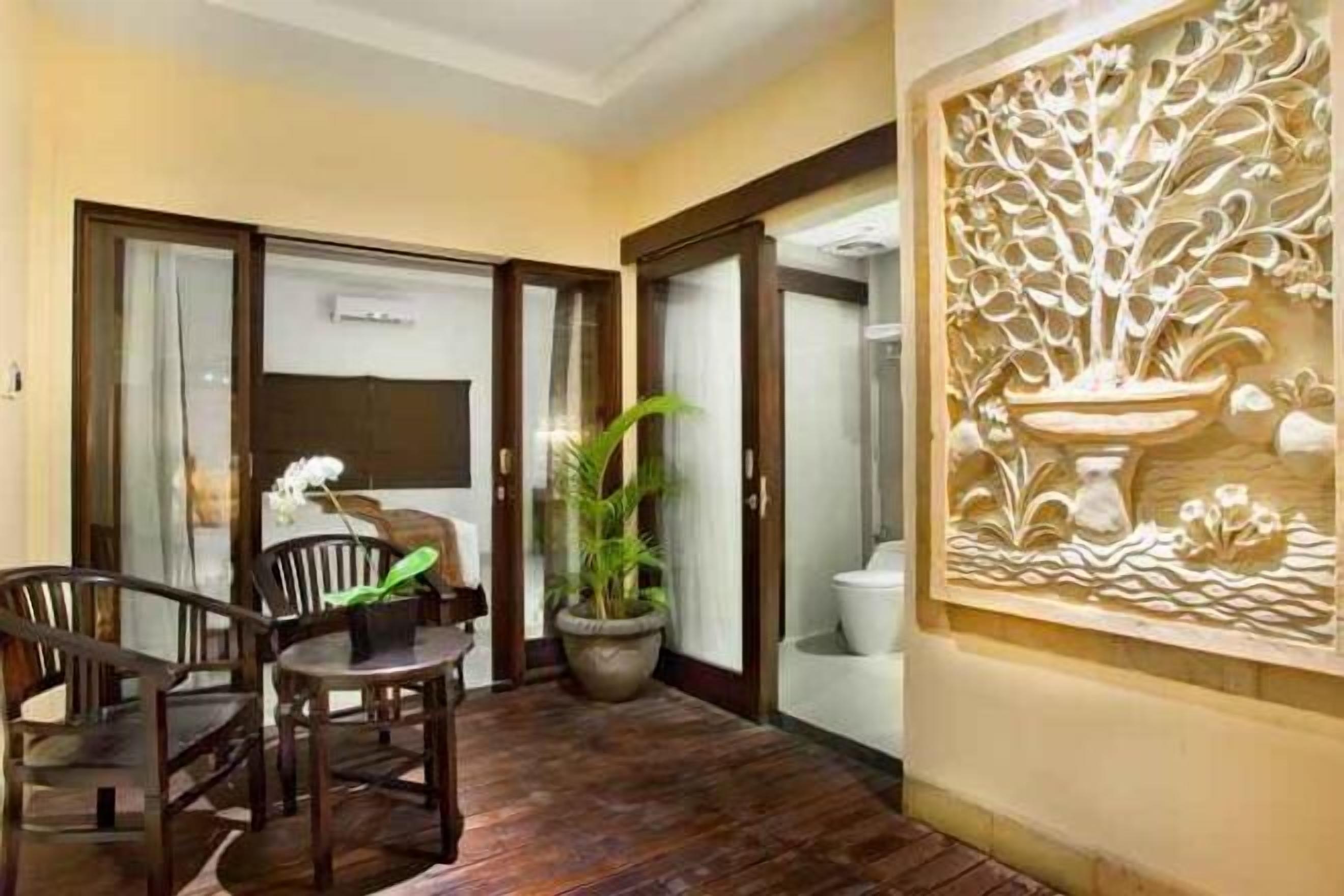 Minibar, in-room safe, desk, laptop workspace